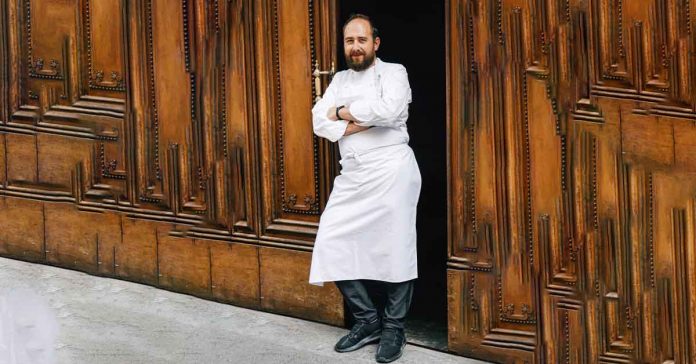 Lo Chef Stefano Sforza davanti al suo ristorante a Torino